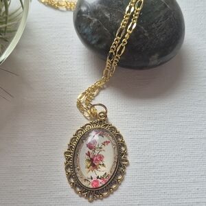 Elegant Gold Floral Pendant Necklace
